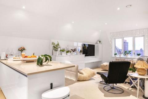 3 bedroom apartment to rent, 1 Guardhouse Way, London