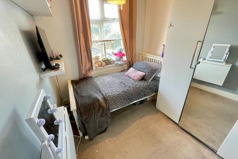 7 Clevedon Road, Luton, LU2 9EB