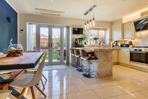 4 bedroom semi-detached house for sale, Rockfield Drive, Luton