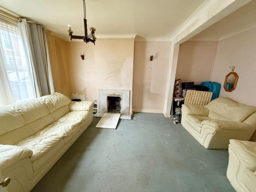 Living room with Window to the front