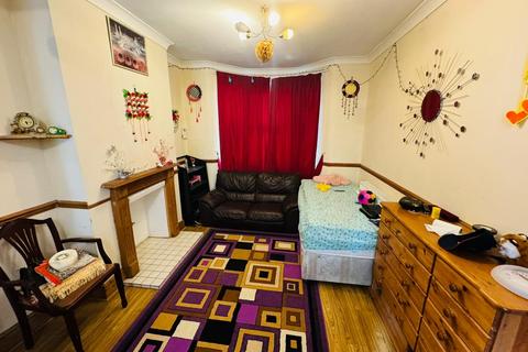 3 bedroom terraced house to rent, Hubert Road, London