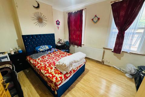 3 bedroom terraced house to rent, Hubert Road, London