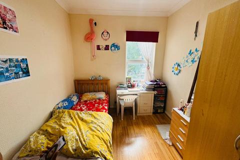 3 bedroom terraced house to rent, Hubert Road, London