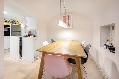 2 bedroom flat to rent, Cumberland Street, London, SW1V