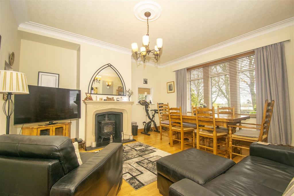 Sitting and dining room