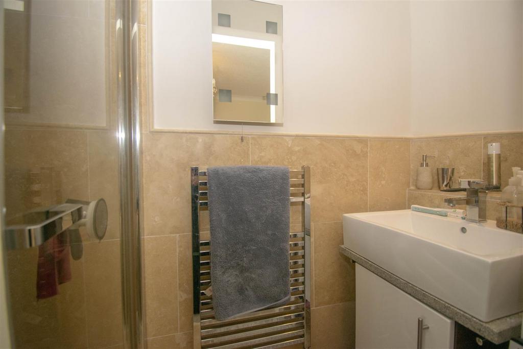 Ensuite shower bedroom.2.