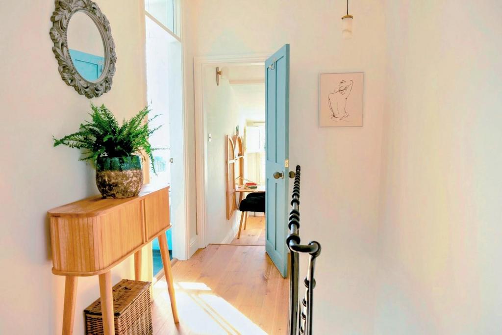 8.Hallway.jpg