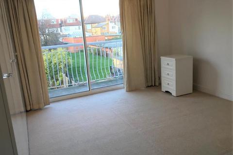 3 bedroom flat for sale, Flat , Highview House, Queens Road, London