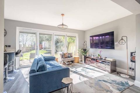 16 The Poynings, Iver, SL0 9DT