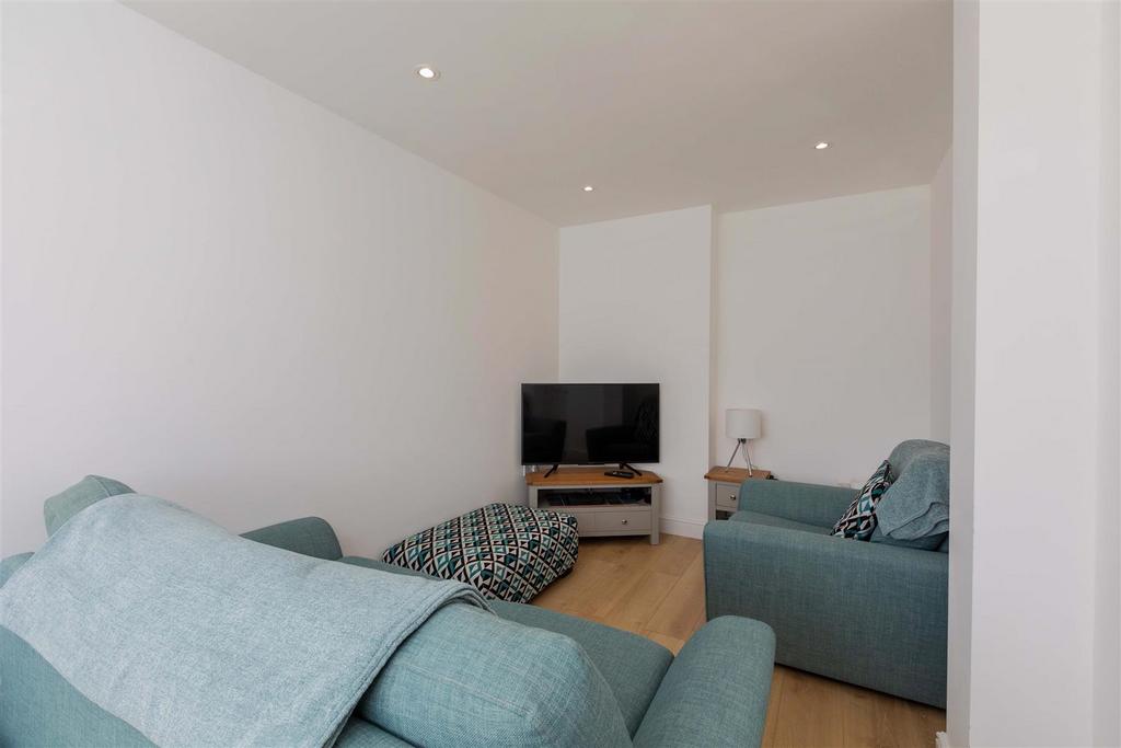 51 Richards Way-7.jpg
