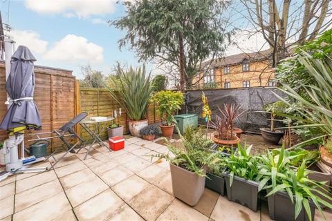 69 Hamlet Square, London, NW2 1SR
