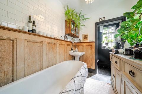 8 Thorncliffe Road, London, SW2 4JQ