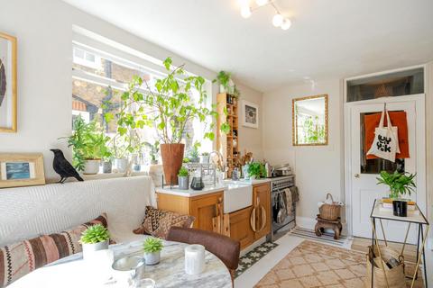 8 Thorncliffe Road, London, SW2 4JQ