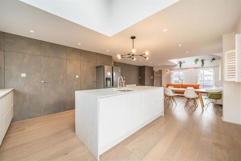 3 bedroom flat for sale, Chilton Street, London E2