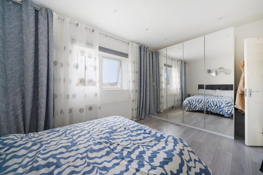 Flat 2 15  15a Empire Parade Great Cambridge Roa