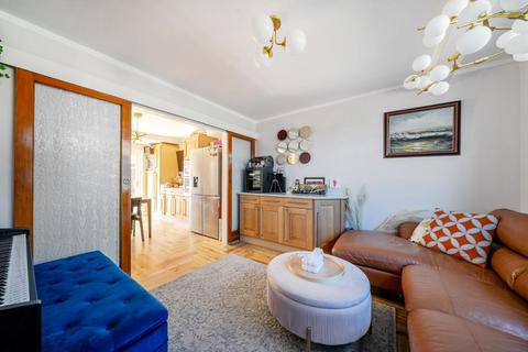 19 Rydens Way, Woking, GU22 9DD