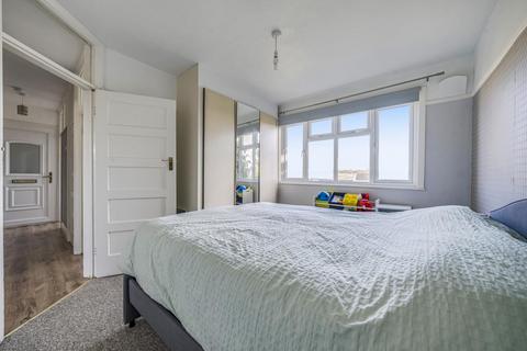 32 Lancaster Close, Kingston Upon Thames, KT2 5NJ