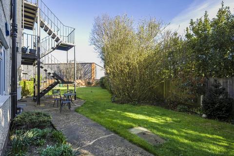 32 Lancaster Close, Kingston Upon Thames, KT2 5NJ