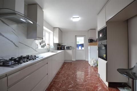 3 bedroom semi-detached house to rent, Salt Hill Way, Slough