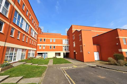2 bedroom flat for sale, King Georges Close, Rayleigh, Essex