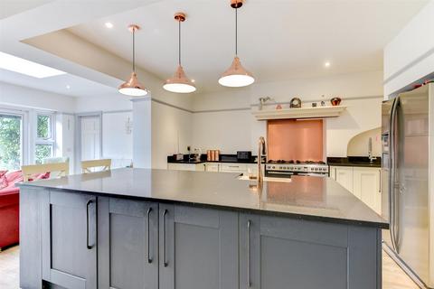 16 Laines Road, Steyning, BN44 3LL