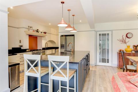 16 Laines Road, Steyning, BN44 3LL