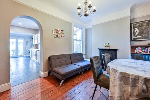 42 Kings Avenue, New Malden, KT3 4DT