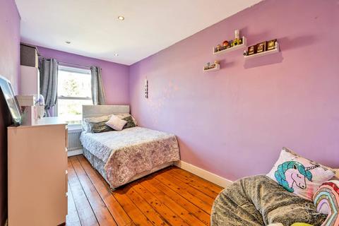 42 Kings Avenue, New Malden, KT3 4DT