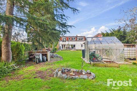 4 Fairfield Road, Wraysbury, Staines, TW19 5DU