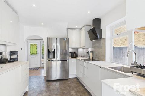 4 Fairfield Road, Wraysbury, Staines, TW19 5DU