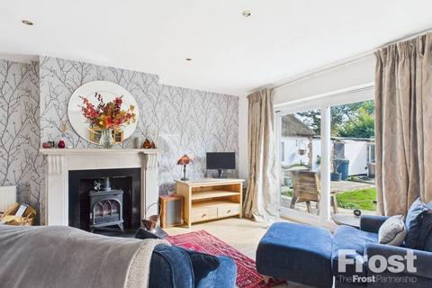 4 Fairfield Road, Wraysbury, Staines, TW19 5DU