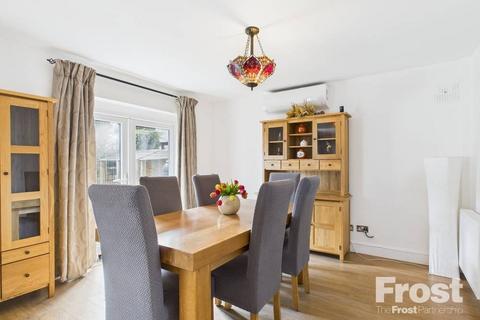 4 Fairfield Road, Wraysbury, Staines, TW19 5DU