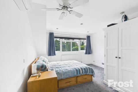 4 Fairfield Road, Wraysbury, Staines, TW19 5DU