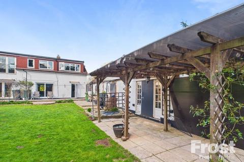 4 Fairfield Road, Wraysbury, Staines, TW19 5DU