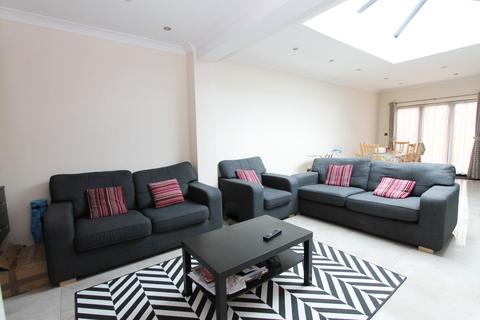 3 bedroom terraced house to rent, Cressage Close, Southall, UB1