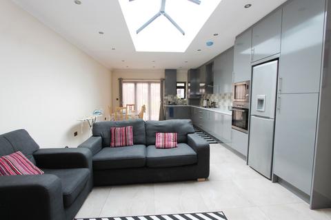 3 bedroom terraced house to rent, Cressage Close, Southall, UB1