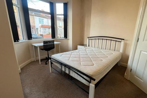 4 bedroom end of terrace house to rent, Brays Lane, Stoke, Coventry, CV2 4DT