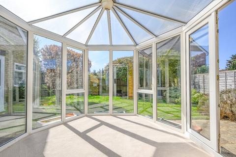 21 Staniland Drive, Weybridge, KT13 0XN