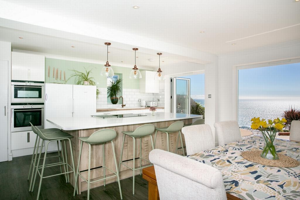 Kitchen/dining rm