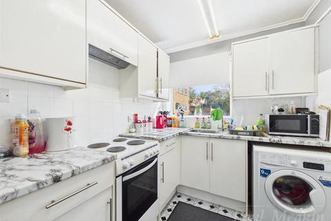 68 Swallowdale, South Croydon, CR2 8SJ