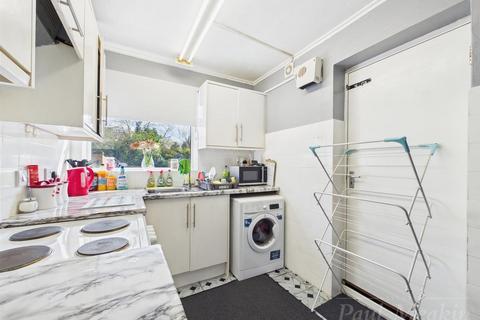 68 Swallowdale, South Croydon, CR2 8SJ