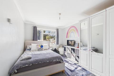 68 Swallowdale, South Croydon, CR2 8SJ