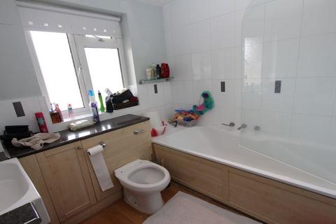 3 bedroom flat to rent, Christopher House, Rosewood Way, Farnham Common, SL2