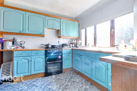 3 bedroom terraced house for sale, Fourth Avenue, Romford, RM7 0UB