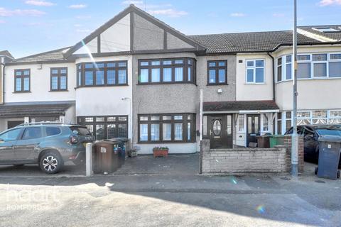 3 bedroom terraced house for sale, Fourth Avenue, Romford, RM7 0UB
