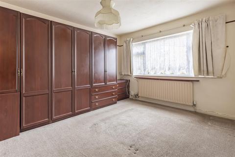 37 Amesbury Close, Epping, CM16 4JA
