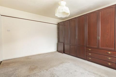 37 Amesbury Close, Epping, CM16 4JA