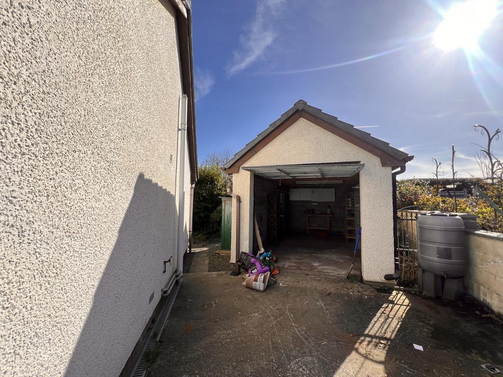 Detached garage