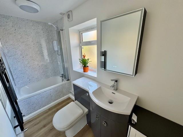 En-Suite Bathroom/Cloakroom