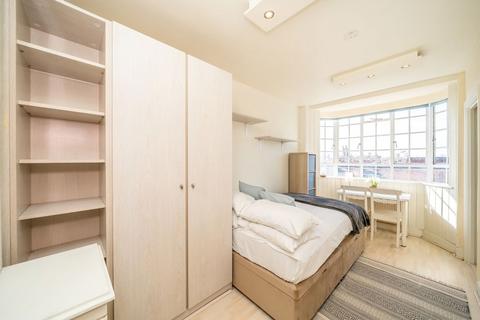 Studio to rent, Chelsea Cloisters, London SW3